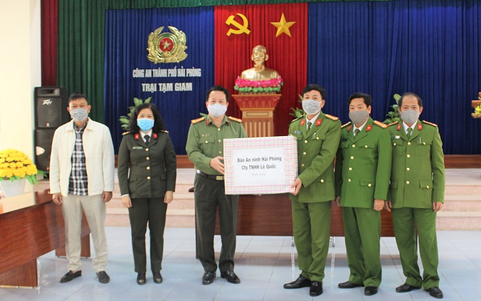 Báo An ninh Hải Phòng : Trao tặng 1.000 khẩu trang và 1.000 đôi găng tay y tế